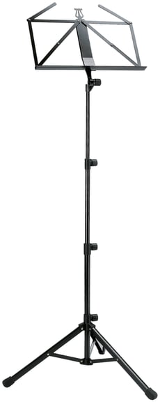 K&M 10065 Music Stand Black  - Altura do suporte: 585 - 1.220 mm, Porta-folhas: 485 x 240 x 42 mm, Altura total: máx. 1460 mm, Diâmetro do suporte quando colapsado: aprox. 90 mm, Pernas de perfil em U com suspensórios, Mesa trad...