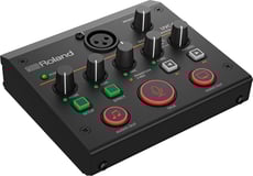 Roland UVC-02 Dock Streaming para <b>Apresentações Online</b> e <b>Videoconferências</b> - Roland UVC-02 Station Streaming para Apresentações Online e Videoconferências, Entradas para Máquinas Fotográficas DSLR ou Camaras de Video de Alta Qualidade, Entrada de Microfone XLR com +48V Phan...
