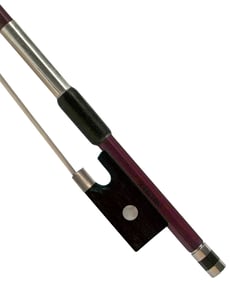 Anton Breton AB-110 Brazilian 3/4  - Pau de pau-brasil redondo e resistente, com excepcional equilíbrio e flexibilidade para entonação cristalina, O tradicional envoltório almofadado antiderrapante de pele de ovelha com botão prateado...