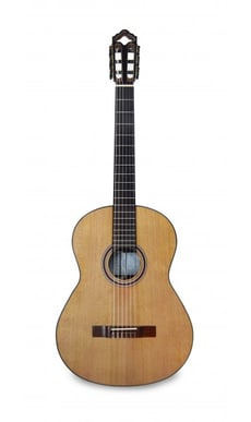 APC  9C  - Tampo: Cedro maciço, Ilhargas e Fundo: Pau santo maciço da Índia, Cordas: Nylon, Afinação -  (1ª) E, B, G, D, A, E, Acabamento: Poro aberto, 