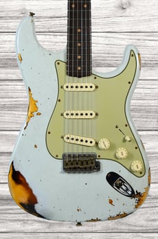 Fender Custom Shop 61 Strat Heavy Relic, Rosewood, Super Faded Aged Sonic Blue sobre 3-Color Sunburst - Nome do modelo: 61 Strat® Heavy Relic®, Rosewood Fingerboard, Super Faded Aged Sonic Blue over 3-Color Sunburst, Cor: Azul - Super Faded Aged Sonic Blue over 3-Color Sunburst, Formato: Stratocaster...