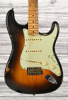 Fender Custom Shop 59 Masterbuilt Paul Waller Relic 2-Tone Sunburst - Corpo: Alder, Acabamento: Relic 2-Tone Sunburst, Braço: Maple Quarter Sawn com perfil em C suave, Escala: Escala de raio composto em Maple com 21 trastes 6105 estilo Vintage, Comprimento da escala:...