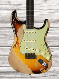 Fender  Custom Shop Limited Edition '59 Strat Super Heavy Relic Super Faded Aged Chocolate 3-Color Sunburst - Super Heavy Relic Laca Finish, Corpo de amieiro selecionado de 2 peças, Braço Quartersawn Maple com grande C Back-Shape, Escala de Jacarandá Flat-Lam, 95 Radius; 21 Jumbo (6100) Trastes, Captadores...