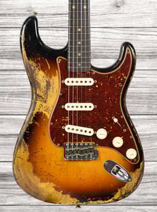 Fender Custom Shop Limited Edition Roasted 61 Super Heavy Relic Flat-Lam Rosewood Fingerboard Aged 3-Color Sunburst - Nome do modelo: Fender Custom Shop Limited Edition Roasted 61 Super Heavy Relic Flat-Lam Rosewood Fingerboard Aged 3-Color Sunburst, Cor: Aged 3-Color Sunburst, Formato: Stratocaster, Corpo: Alder ...