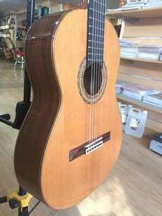 Miguel Ângel  N6  - Tampo: Cedro maciço, Corpo: compre na egitana a melhor loja de instrumentos musicais Sapelli, Sanefas: Duas, Escala: Pau Santo da Índia, 