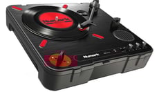 Numark PT01 Scratch  - Numark PT01 Scratch, Gira Disco portátil para Scratch, Switch ajustável incorporado, Construção robusta com tampa, Built-in ajustável Scratch slide-switch, O deslizador de Scratch substituível pelo...