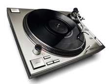 Reloop RP 7000 MK2 silver  - Gira-Discos Quartz Upper-Torque, Torque ajustável (1,6 kg/cm - 4,5 kg/cm), Acabamento Elegante Metálico Pintado, Output Phono e Line - Sem Ligação à corrente necessária, Conexão directa do Gira-dis...