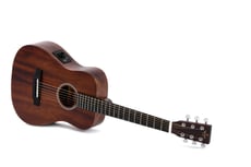 Sigma Guitars TM-15E  - Forma do corpo: Travel size, Tampo em Mogno solido (Solid Mahogany), Fundo e laterais em Mogno (Mahogany), Braço em Mogno (Mahogany), Escala em Micarta, Escala: 584mm (23), 