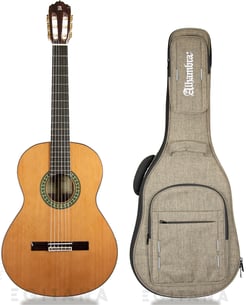 Alhambra 5P incl.Gig Bag  - Tampo: Cedro maciço, Fundo e ilhargas: Rosewood indiano, Braço: Samanguilla. Braço reforçado com ébano, Escala: Ébano, Carrilhões: dourados, Medidas: Adulto 4/4 650 mm e Señorita (7/8) 636 mm, ...