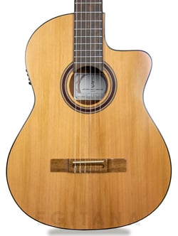 APC 1C CW  - Tampo em Cedro maciço, Fundo e ilharga em Sapele, Escala: 650mm (25.6), Largura da pestana: 52mm (2.05), Electrónica: Pickup de 4 bandas com afinador, Carrilhões: Guitarra clássica (CARGTC S), 