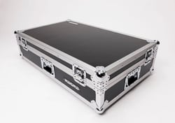 DJ Controller Case XDJ-XZ 19  - Medidas externas: 95 x 59 x 26 cm, Medidas interiores: 87,8 x 44,2 x 8,4 cm, Peso: 16 kg, Material: Construção resistente de contraplacado laminado de vinil de 9 mm, Perfis de alumínio sólido e tra...