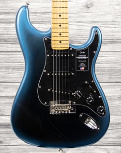 Fender American Professional II Strat MN Dark Night - Corpo em Alder (amieiro), Braço em Maple, Escala em Maple, Perfil do braço: Deep C, Raio do braço: 241mm (9.5), Escala: 648 mm (25.51), 