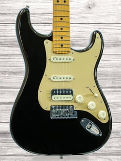 Fender American Ultra Strat MN HSS TexasTea  - Corpo: Alder (amieiro), Braço aparafusado em maple (acer), Perfil do braço: “D” moderno, Raio do braço (Compound fretboard radius): 254 - 355.6 mm (10- 14), Escala em Maple (acer), Escala: 648 mm (...