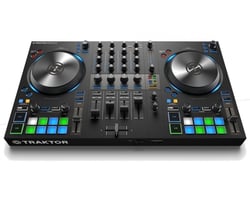 Native Instruments Traktor S3  - Controlador de DJ de 4 canais e interface de áudio, Taxa de amostragem com resolução: 24 bits / 44,1 / 48 kHz, 2 Jog wheels grandes de precisão de 14cm, Anéis do volante iluminados para feedback vi...