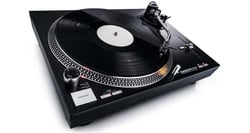 Reloop RP-4000 MK2  - Gira-discos Profissional, 3 velocidades, totalmente manual, Controle de pitch +/- 10% e +/- 20%, Acabamento metálico em preto, Dimensões: 450 x 144 x 352 milímetros, Velocidades (RPM): 33 1/3 - 45 ...