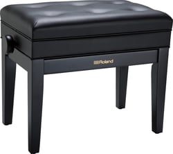 Roland RPB-400PE <b>Platinum</b> Banco Piano Preto Polido - Roland RPB-400PE Banco Piano Premium Preto POLIDO, Compartimento dedicado para guardar Acessórios, Regulação Altura + Assento Muito Confortável em Vinil, Cor: Preto Polido, Construção em Madeira ma...