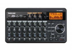 Tascam DP-008 EX  - Estéreo ou 2 faixas mono podem ser gravadas em cartão SD / SDHC em 16 bits / 44,1 kHz, 8 faixas de reprodução, Controle e pan controle em cada canal, Função de rejeição, Trilha master estéreo, Funç...