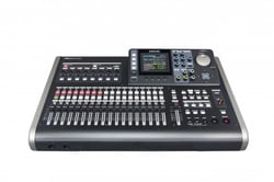 Tascam DP-24SD  - Portastudio digital de 24 trilhas, 12 faixas mono, 6 faixas estéreo, 19 faders, 24 faixas para reprodução simultânea, 8 faixas para gravação simultânea, Frequência de amostragem 44,1 ou 48 kHz, res...
