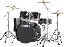 Yamaha Rydeen Standard Black Glitter 22’’ incl. Set Pratos - Bombo: 22” x 16” perfurado, Timbalão de chão: 16” x 15” e Timbalões suspensos: 12” x 8” / 10” x 7”, Tarola: 14” x 5.5”, Suportes de timbalões: CL940LB x 2, Pratos PAISTE 101 BRASS: Ride: 20” , Cras...