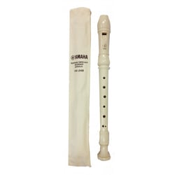 Yamaha YRS-24 B  - Material: Plástico ABS, Dedilhado barroco, Orifícios duplos, 3 pedaços, Cor: branco, Saco incluído, 