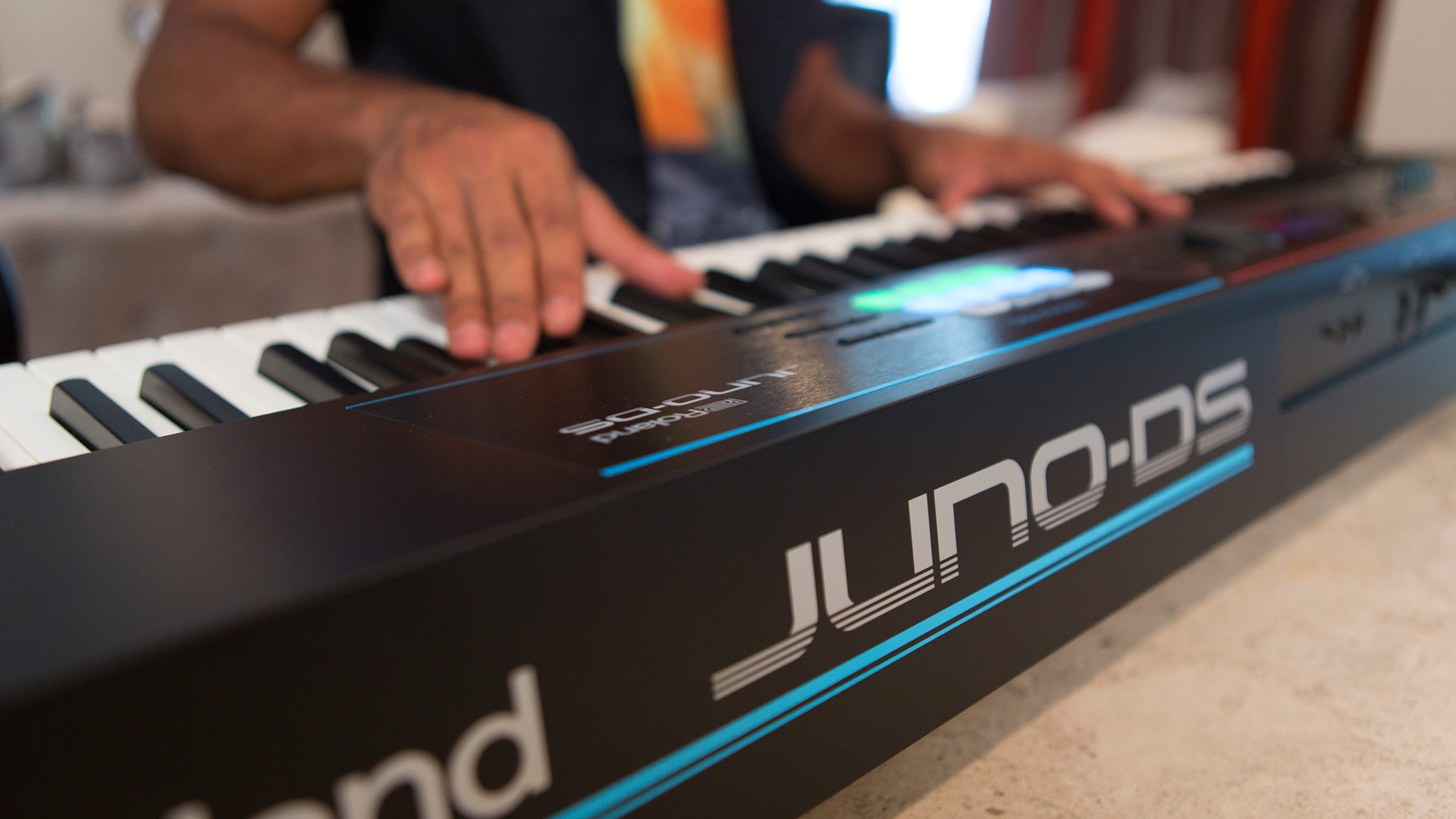 Roland JUNO-DS76 Sintetizador Sequenciador Looper 76 teclas