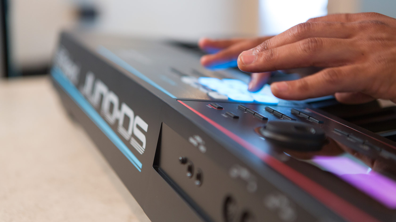 Roland JUNO-DS76 Sintetizador Sequenciador Looper 76 teclas