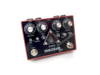 Pedal de efeitos Foxgear DoubleDecker MkII Tube-Powered Dual Overdrive Distortion Pedal
Projetado entre 2012 e 2014, e lançado no final de 2015, o Double-decker 1959, juntamente com o Echosex 2°, foi um dos principais produtos da marca, que tem vindo a ganhar prémios de algumas das revistas mais importantes do mundo, como a Premier Guitar, GuitarPlayer, Vintage Guitar, além de ser usado ao vivo no palco e no estúdio por muitos artistas profissionais bem conhecidos. Muitos pedais duplos de overdrive/Distorção foram lançados desde então e muitos de vocês nos deram muitas sugestões para fazer ainda melhor e a Foxgear acredita que sim.
Pedal de efeitos Foxgear DoubleDecker MkII Tube-Powered Dual Overdrive Distortion Pedal
Projetado entre 2012 e 2014, e lançado no final de 2015, o Double-decker 1959, juntamente com o Echosex 2°, foi um dos principais produtos da marca, que tem vindo a ganhar prémios de algumas das revistas mais importantes do mundo, como a Premier Guitar, GuitarPlayer, Vintage Guitar, além de ser usado ao vivo no palco e no estúdio por muitos artistas profissionais bem conhecidos. Muitos pedais duplos de overdrive/Distorção foram lançados desde então e muitos de vocês nos deram muitas sugestões para fazer ainda melhor e a Foxgear acredita que sim.