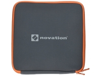  Novation Launchpad Soft Bag XL  Novation Launchpad Soft Bag XL  LaunchPad Pouch  Material: neopreno  Logotipos de Novation y Ableton  Cierre de cremallera  (imagen de dos lados) 