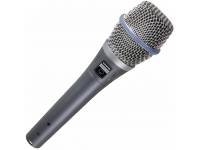 Microfone Vocal Shure Beta 87A  
	O microfone de voz Beta 87A da Shure é um microfone vocal de alta precisão, projetado para facultar uma resposta de frequência com excepcional suavidade num microfone supercardioid condensador. Construído para resistir a níveis de pressão sonora (SPL) extremos, o Beta 87A é ideal para o reforço de som profissional e aplicações de gravação em estúdio.

	O microfone Shure Beta 87A é um dos microfones mais escolhidos pelos vocalistas profissionais pelo seu grande desempenho na transparência vocal com um som translucido que reflete todos os pormenores e detalhes. 

	 

	 

	Este é o microfone ideal para solos em destaque, assim como para "back vocals", especialmente em ambientes de alto SPL. Um avançado sistema de montagem antichoque da cápsula, grelha em aço temperado e a superior qualidade de fabrico, resistem aos rigores diários de reforço de som e viagens.
