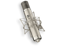 Microfone condensador de membrana grande Warm Audio WA-CX12 B-Stock El WA-CX12 es una fiel recreación del micrófono de tubo más natural y equilibrado jamás fabricado, elogiado por su tono orgánico y sus agradables agudos. El AKG C12 original se fabricó en Austria entre 1953 y 1963 y es la versión definitiva del micrófono Style 12. El perfil de sonido y el diseño del circuito del WA-CX12 se inspiran en la producción original de tan solo 2500 micrófonos, muy codiciados por su capacidad para capturar la belleza natural de las interpretaciones vocales, los sonidos ambientales y otras técnicas de microfonía a distancia. La lista de artistas famosos que nunca han usado un micrófono Style 12 es probablemente más corta que la de los que sí lo han hecho. Algunos de los artistas más notables que crearon música con el original incluyen a The Beatles, Lupe Fiasco, Tom Petty, Michael Jackson, Alanis Morissette y Taylor Swift, por nombrar algunos. Los WA-CX12 no escatiman esfuerzos para lograr el codiciado perfil de sonido abierto, aireado y natural utilizado una y otra vez por algunos de los ingenieros y artistas más reconocidos del mundo.
Microfone condensador de membrana grande Warm Audio WA-CX12 B-Stock El WA-CX12 es una fiel recreación del micrófono de tubo más natural y equilibrado jamás fabricado, elogiado por su tono orgánico y sus agradables agudos. El AKG C12 original se fabricó en Austria entre 1953 y 1963 y es la versión definitiva del micrófono Style 12. El perfil de sonido y el diseño del circuito del WA-CX12 se inspiran en la producción original de tan solo 2500 micrófonos, muy codiciados por su capacidad para capturar la belleza natural de las interpretaciones vocales, los sonidos ambientales y otras técnicas de microfonía a distancia. La lista de artistas famosos que nunca han usado un micrófono Style 12 es probablemente más corta que la de los que sí lo han hecho. Algunos de los artistas más notables que crearon música con el original incluyen a The Beatles, Lupe Fiasco, Tom Petty, Michael Jackson, Alanis Morissette y Taylor Swift, por nombrar algunos. Los WA-CX12 no escatiman esfuerzos para lograr el codiciado perfil de sonido abierto, aireado y natural utilizado una y otra vez por algunos de los ingenieros y artistas más reconocidos del mundo.